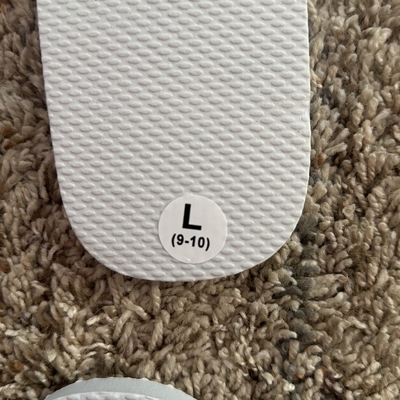 NWT 3 pairs of flip flops - Picture 2 of 6